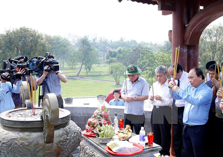 Thủ tướng Nguyễn Xuân Phúc và các đại biểu dâng hương, dâng hoa viếng các anh hùng liệt sỹ tại Khu di tích Quốc gia đặc biệt Thành cổ Quảng Trị.
